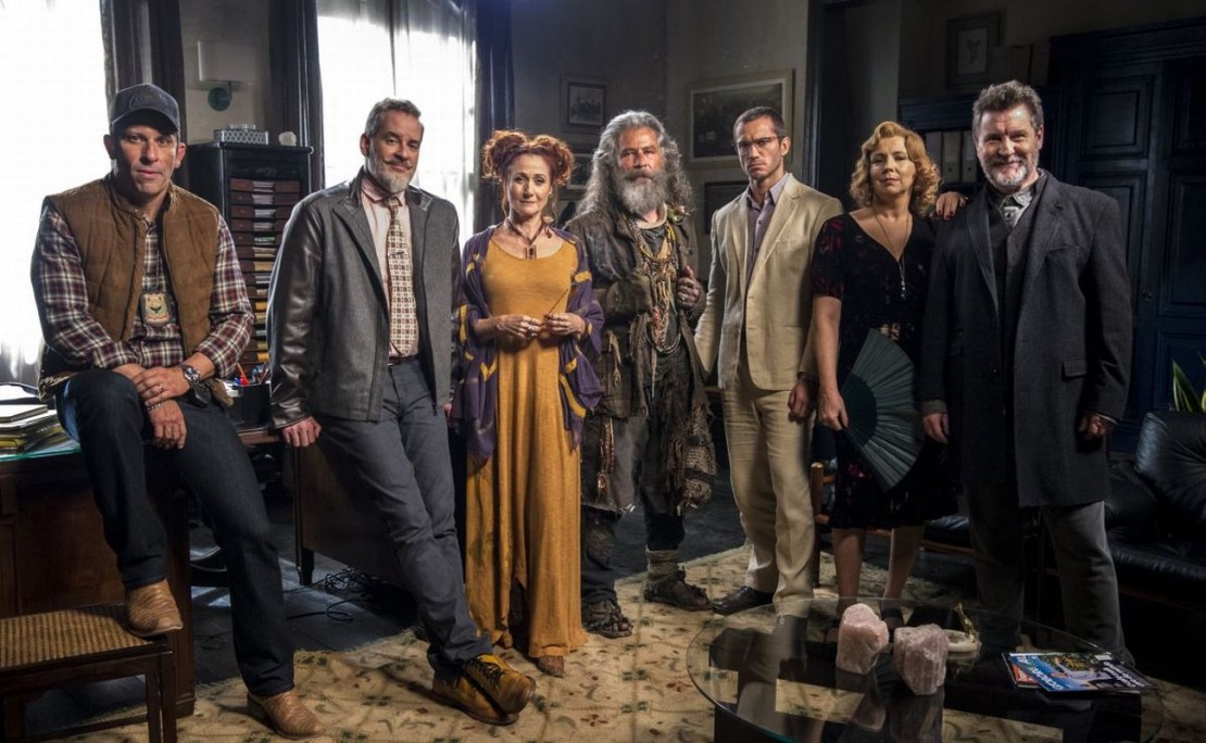 Milu (Zezé Polessa), Egídio (Antonio Calloni), Eurico (Dan Stulbach), Ondina (Ana Beatriz Nogueira), Machado (Milhem Cortaz), Aranha (Paulo Rocha) e Feliciano (Leopoldo Pacheco), personagens da nova novela, O Sétimo Guiardião. Foto: Globo/Estevam Avellar