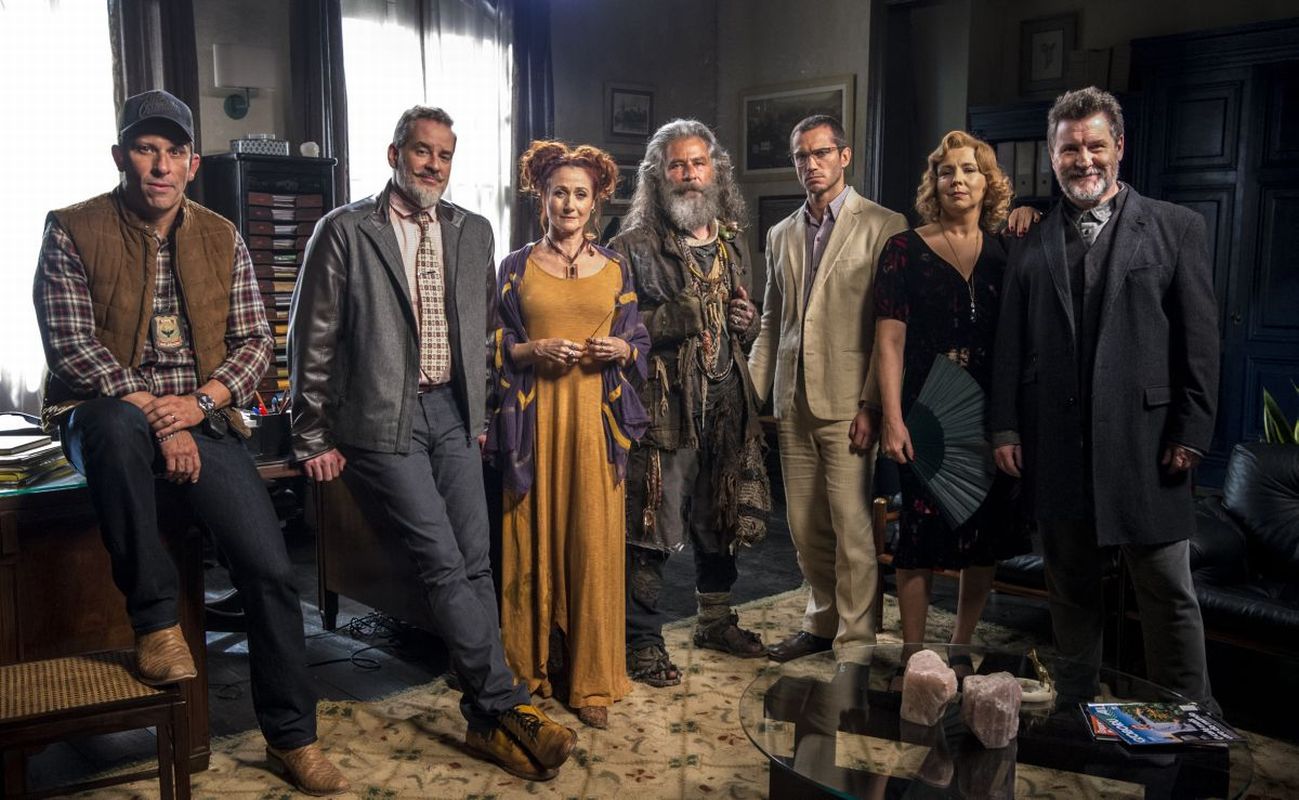 Milu (Zezé Polessa), Egídio (Antonio Calloni), Eurico (Dan Stulbach), Ondina (Ana Beatriz Nogueira), Machado (Milhem Cortaz), Aranha (Paulo Rocha) e Feliciano (Leopoldo Pacheco), personagens da nova novela, O Sétimo Guiardião. Foto: Globo/Estevam Avellar