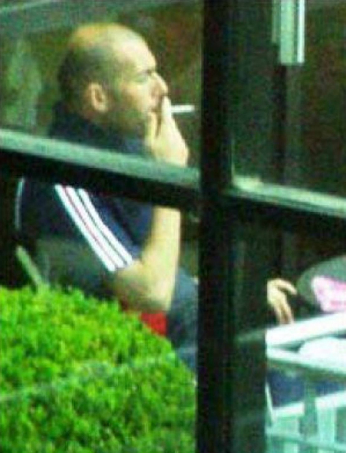 Zidane já foi flagrado com cigarro. Foto: Reprodução