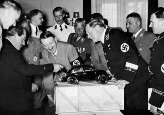 Hitler e Ferdinand Porsche conferem o protótipo do VW Kafer | Foto: Arquivo