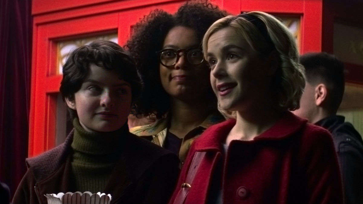 As amigas de Sabrina, Susie Putnam (Lachlan Watson) e Rosalind "Roz" Walker (Jaz Sinclair). Foto: Divulgação