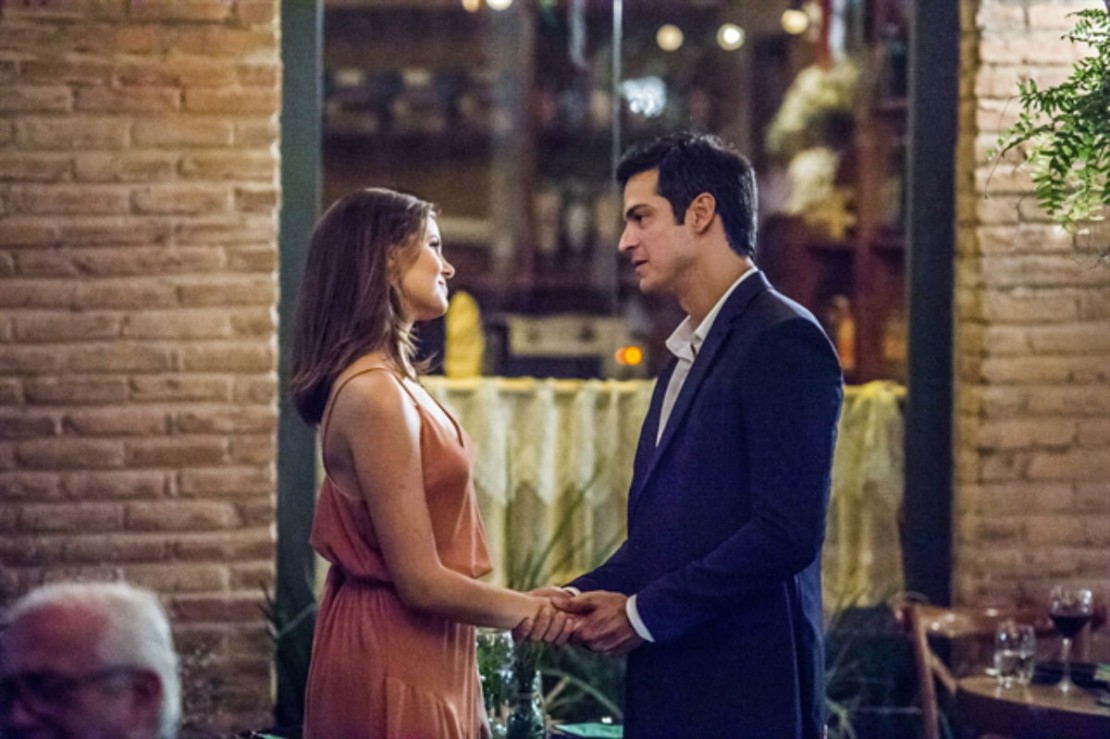 Em "Pega Pega", Eric dança com Luiza em seu aniversário.