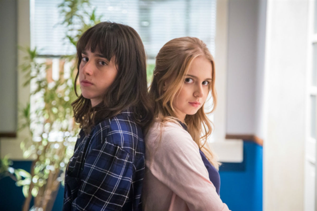 Em "Malhação: Viva a Diferença", Clara e Lica brigam na escola.
