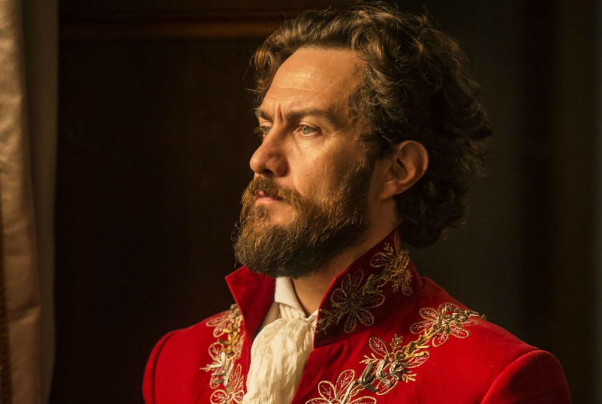 Em "Novo Mundo", Thomas aparece na sala onde Anna e Joaquim estão escondidos.