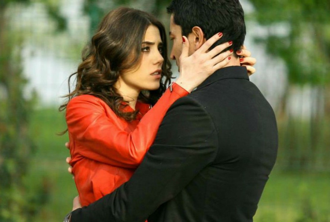 Em "Ezel", Eysan e Ezel planejam uma fuga juntos.