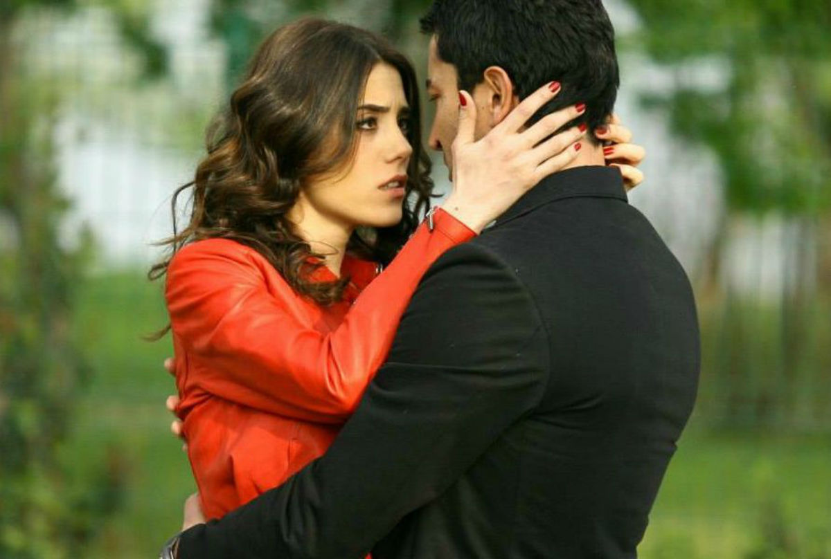 Em "Ezel", Eysan e Ezel planejam uma fuga juntos.