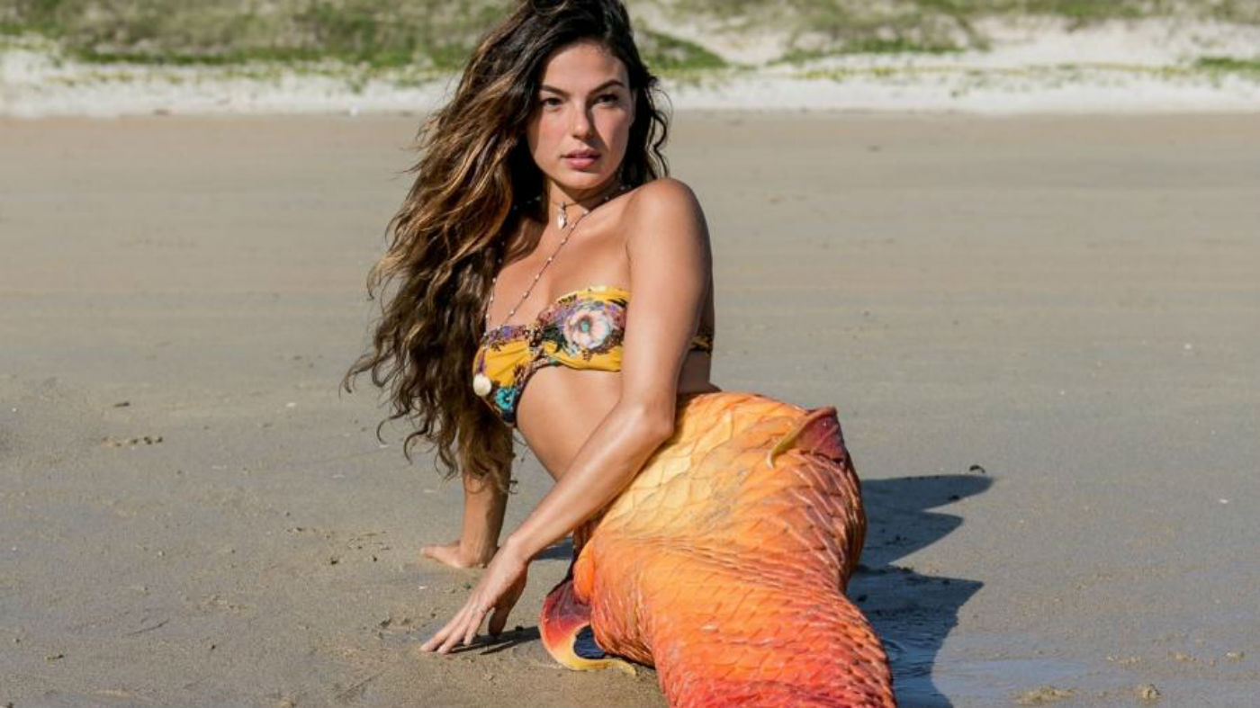Em "A Força do Querer", Ritinha nada no mar com sua cauda de sereia.