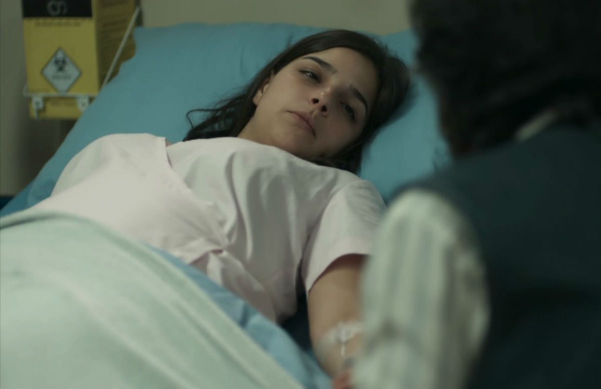Em "Malhação: Viva a Diferença", Keyla é levada ao hospital em uma ambulância.