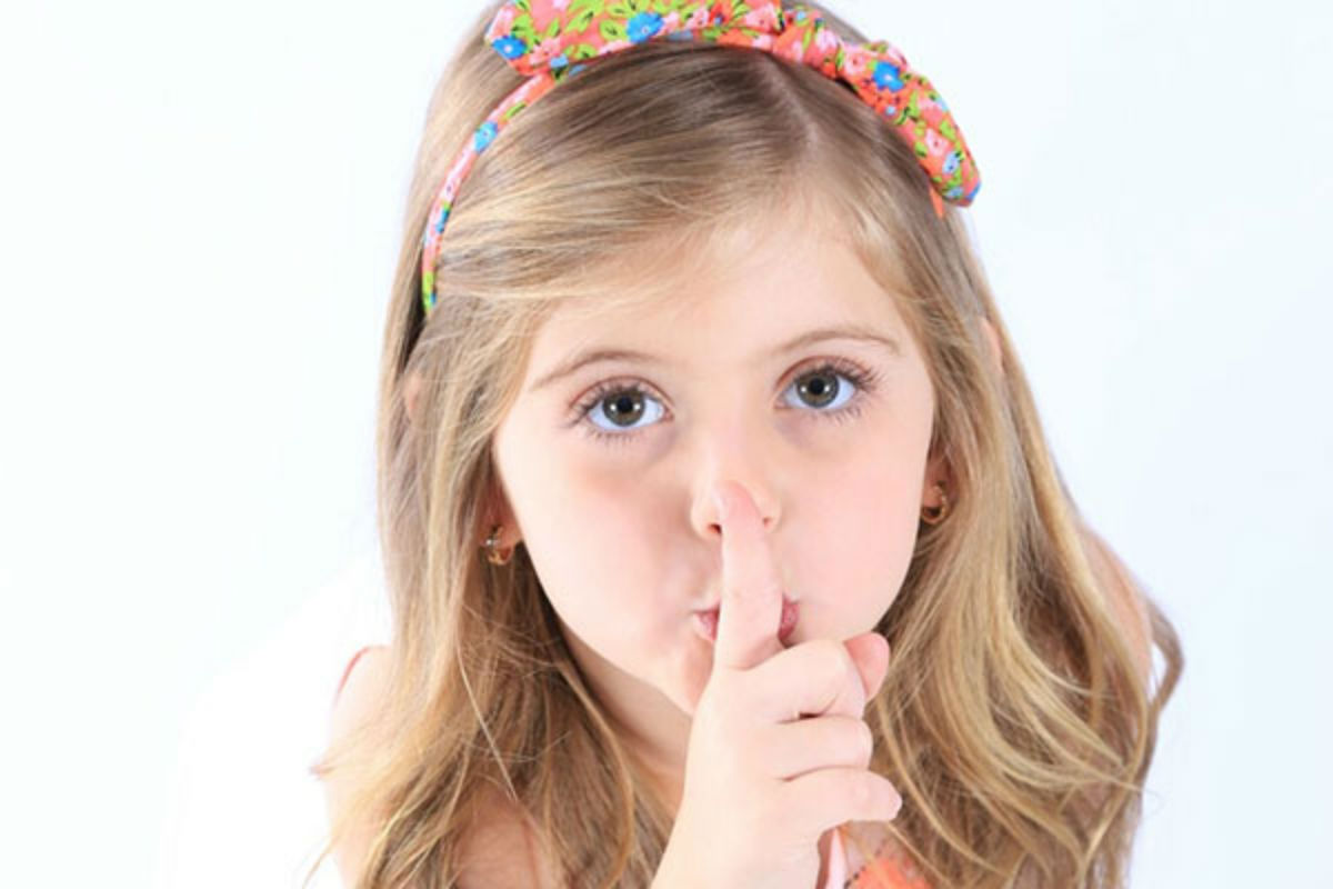 Em "Carinha de Anjo", Dulce Maria revela para Cecília que foi ela quem inventou a história das falsas baratas para entregar um lanche para Fabiana.