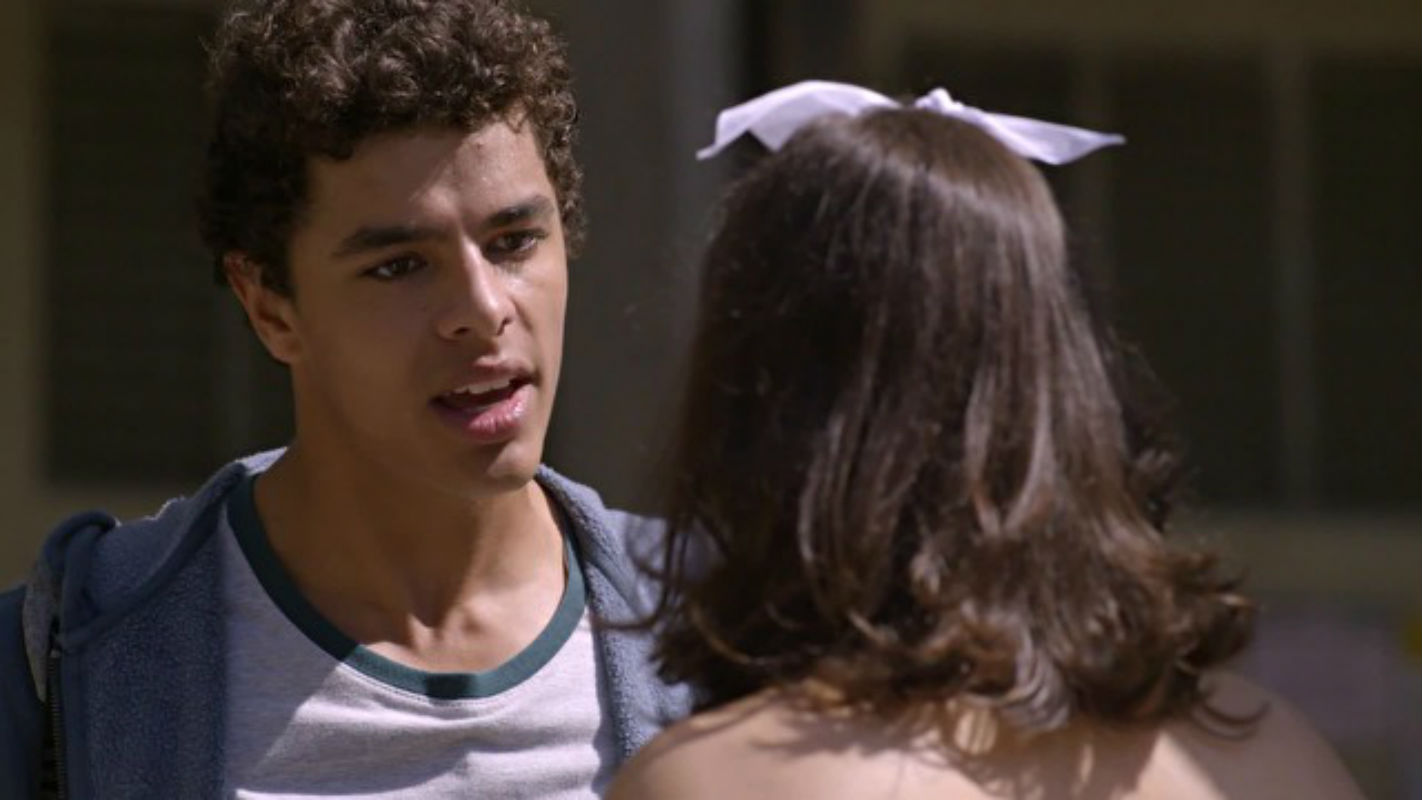 Em "Malhação: Viva a Diferença", Tato desconfia do comportamento de Keyla.