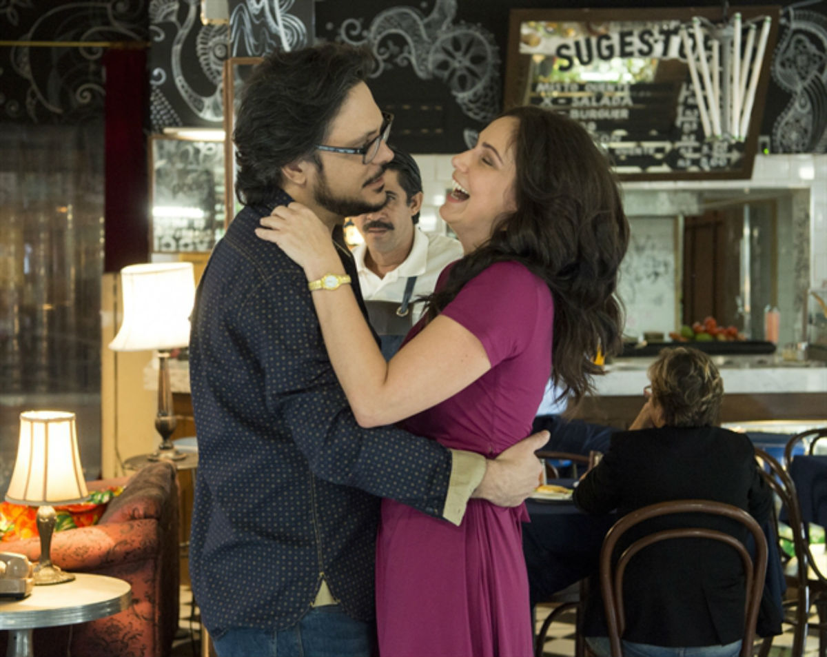 Em "Malhação: Viva a Diferença", Julinho ameaça acabar com o romance entre Josefina e Roney.