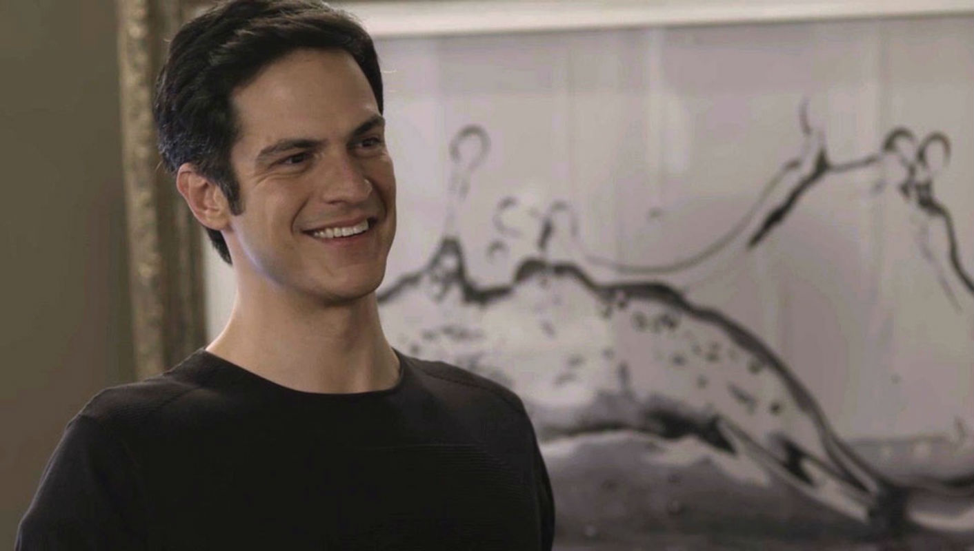 Em "Pega Pega", Eric convida Maria Pia para ser madrinha do seu casamento com Luiza.