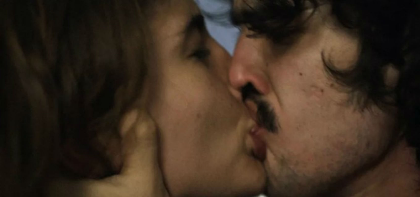 Em "Os Dias Eram Assim", Gustavo implora que Rimena não deixe o Brasil e a beija.