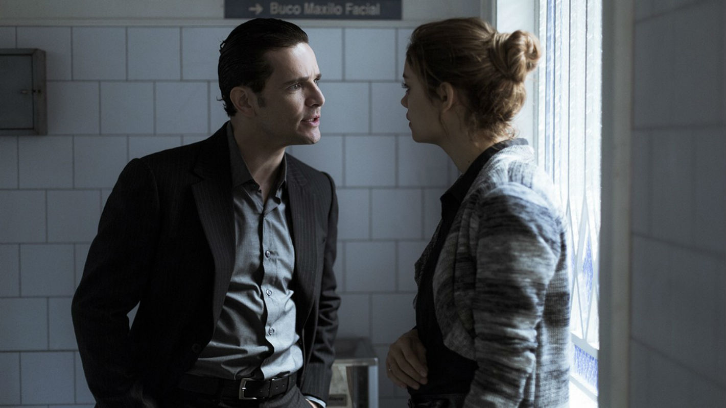 Em "Os Dias Eram Assim", Alice revela a Vitor que Renato sabe que é pai de Lucas.