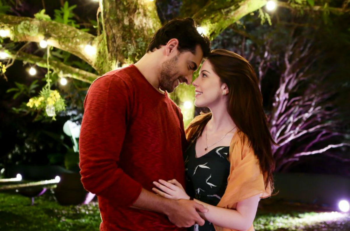 Em "Carinha de Anjo", Em "A Força do Querer", Ruy flagra Ritinha falando com Zeca e pega sua arma para se vingar do rapaz.