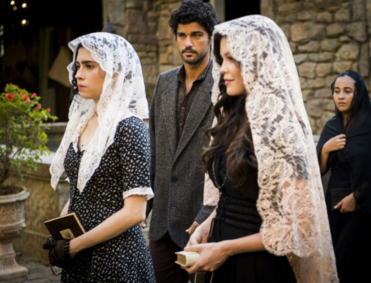 Em "Tempo de Amar", Fernão percebe a troca de sorrisos entre Inácio e Maria Vitória.