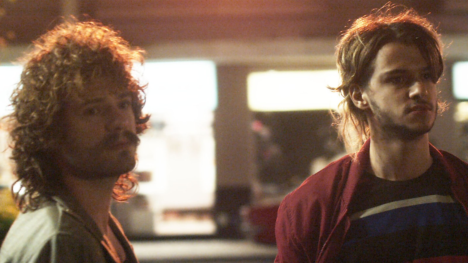 Em "Os Dias Eram Assim", Leon e Rudá são hostilizados na rua.