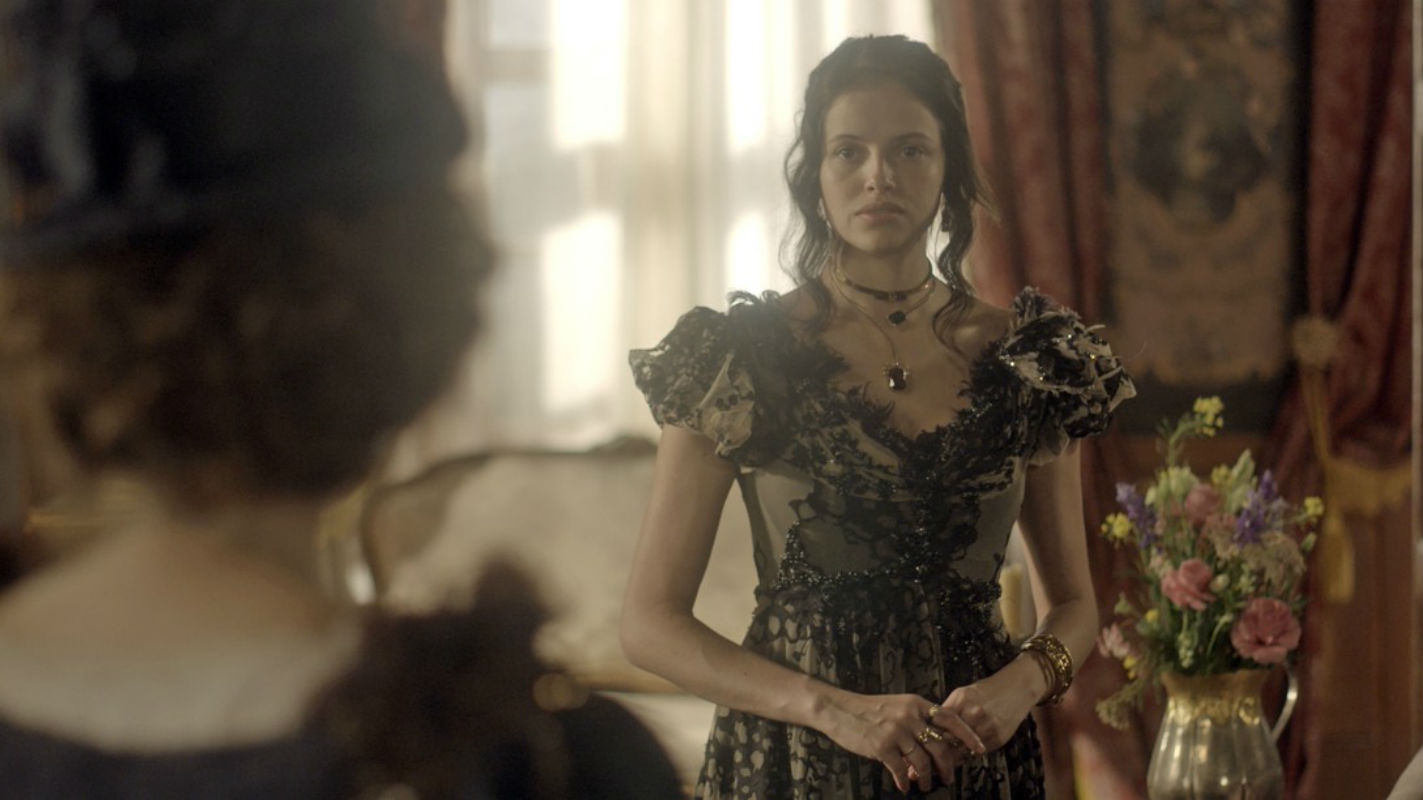 Em "Novo Mundo", Domitila vê Dom Pedro e Leopoldina se beijando e engatilha a arma contra a Imperatriz.