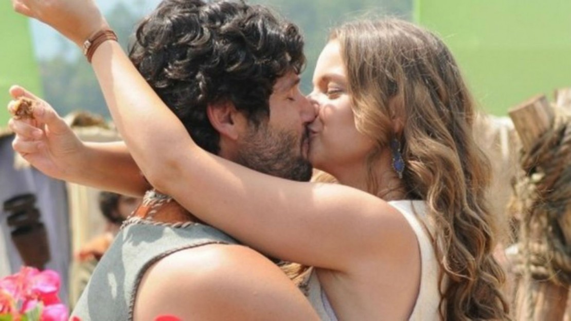 Em "O Rico e Lázaro", Joana deixa Zac no altar e beija Asher.