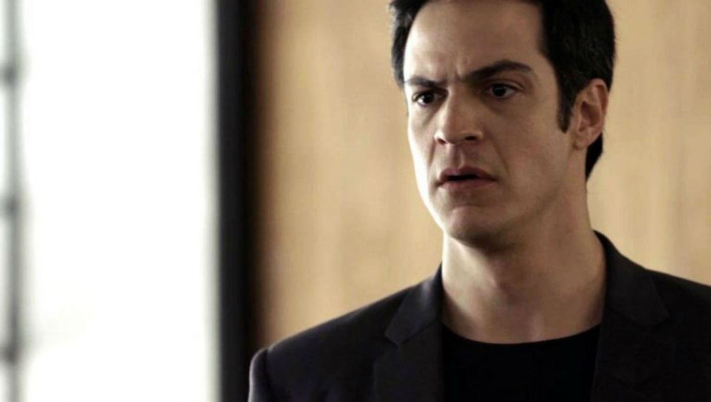 Em "Pega Pega", A Polícia encontra os documentos originais sobre o acidente de Mirella na sala de Eric.