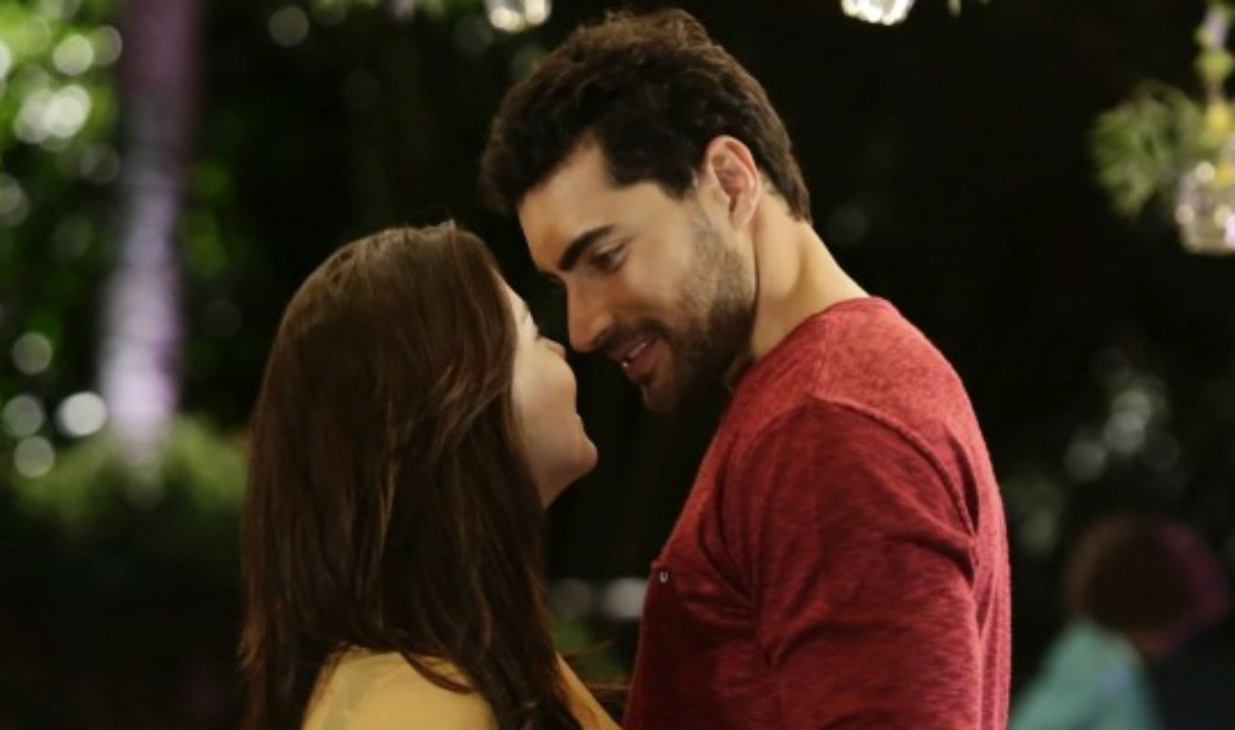 Em "Carinha de Anjo", Gustavo telefona para Cecília durante a noite para saber como ela está.