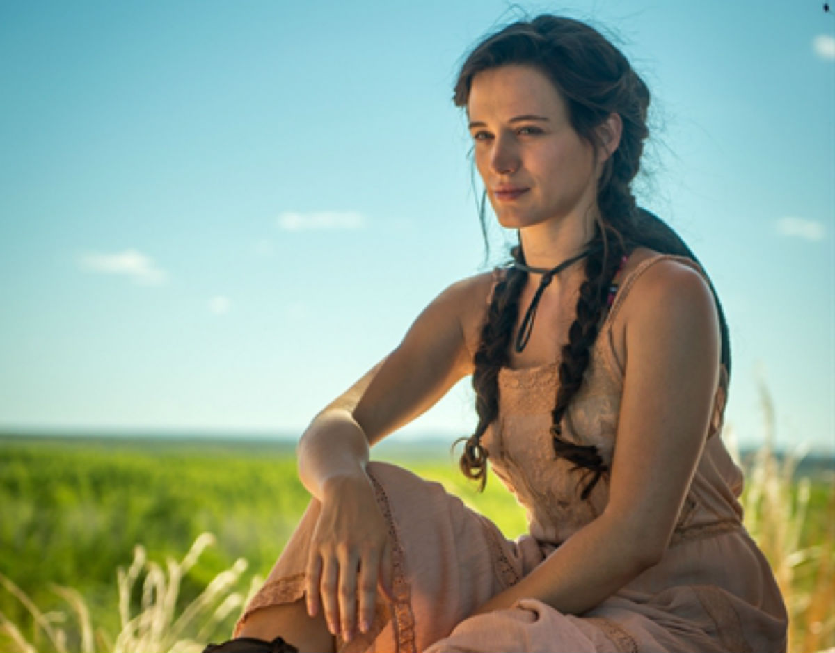 Em "O Outro Lado do Paraíso", Lívia sente ciúmes de Renato com Clara.