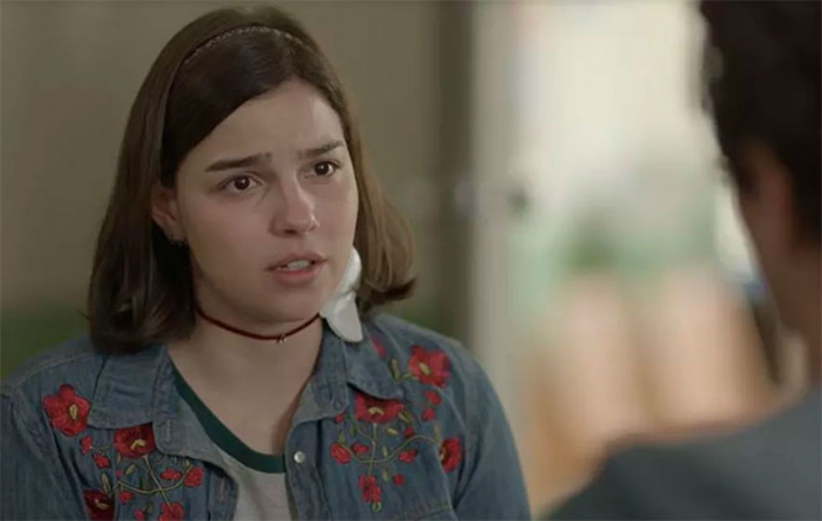 Em "Malhação", Tato tenta se aproximar de Keyla quando Deco chega.