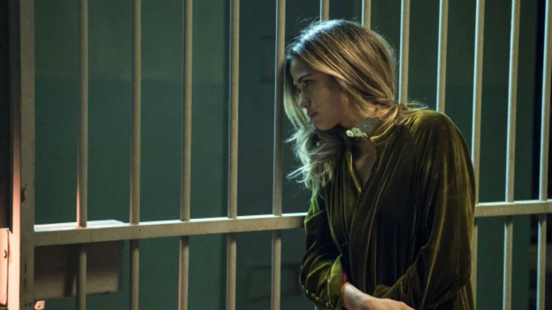 Em "Pega Pega", A advogada de Sandra Helena paga sua fiança, e a moça comemora sua liberdade.