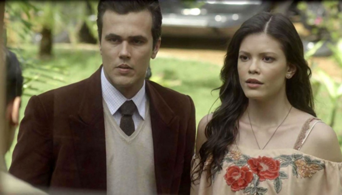 Em "Tempo de Amar", Lucinda entrega as supostas cinzas mortuárias de Inácio a Maria Vitória.