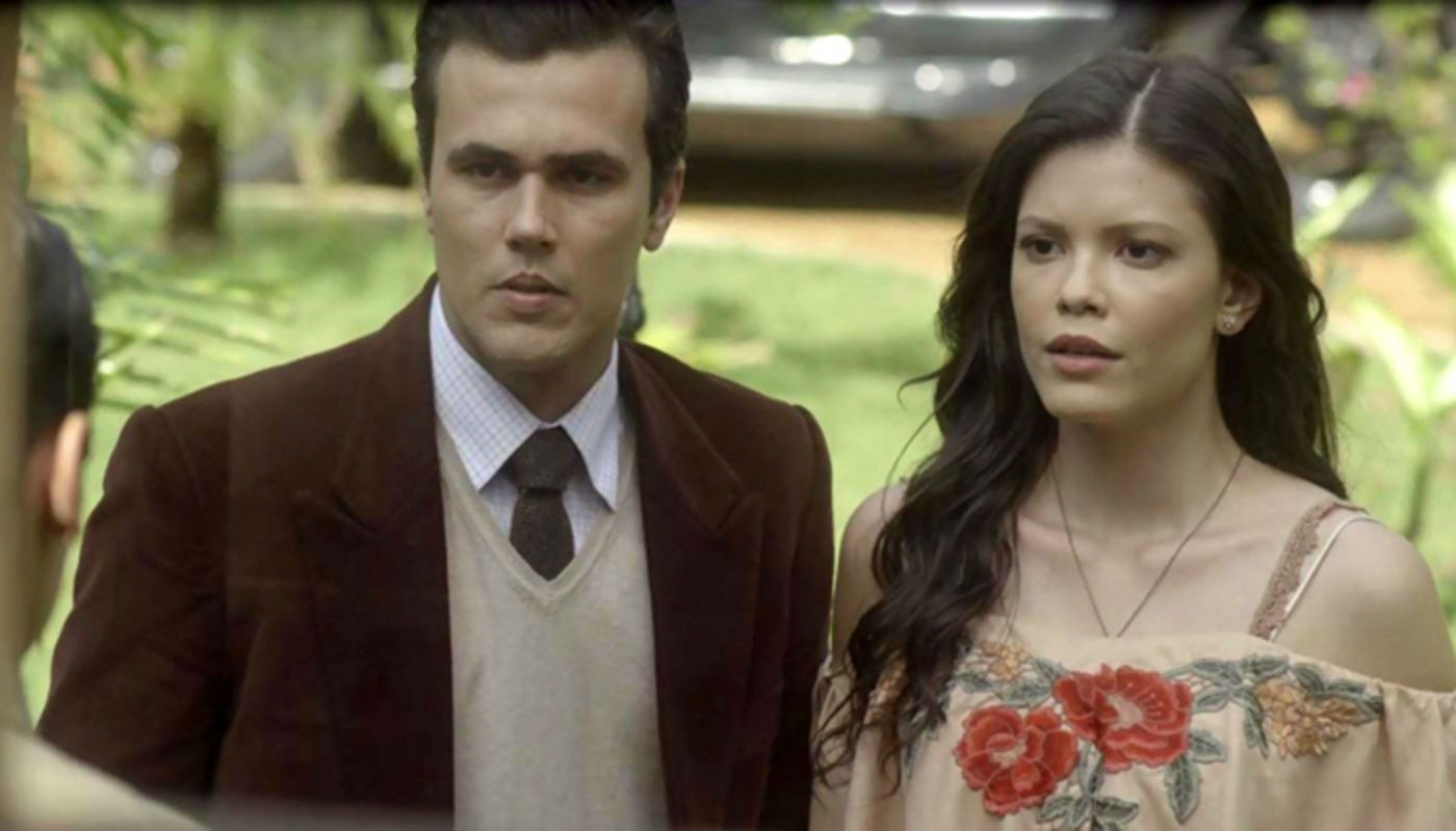 Em "Tempo de Amar", Lucinda entrega as supostas cinzas mortuárias de Inácio a Maria Vitória.