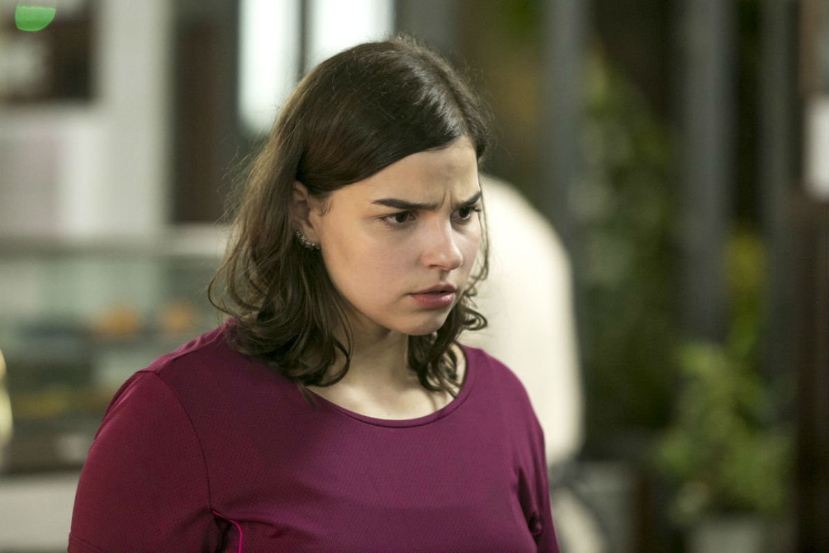Em "Malhação: Viva a Diferença", Keyla descobre que Lica beijou Deco.