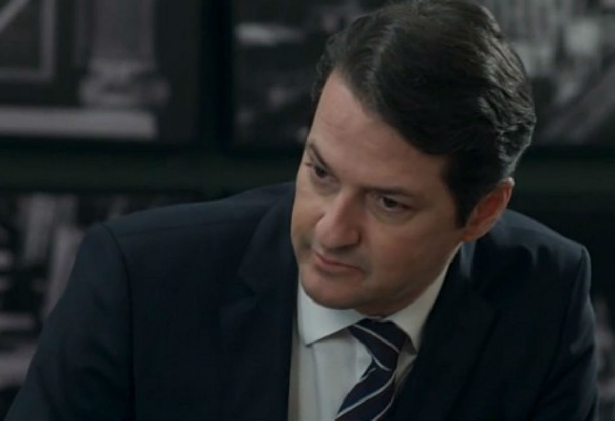 Em "Pega Pega", Wanderley não aceita o dinheiro que Malagueta lhe oferece para ficar em silêncio.