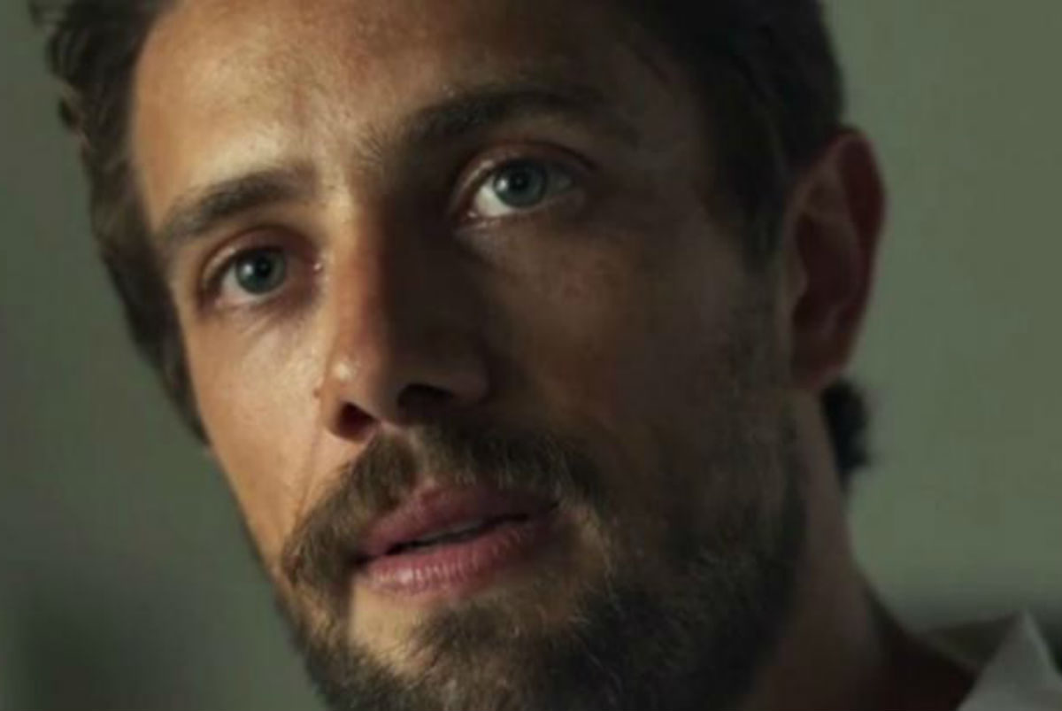 Em "O Outro Lado do Paraíso", Sophia conta a Gael e Renato sobre a morte de Clara, e Lívia se surpreende com a reação do marido.