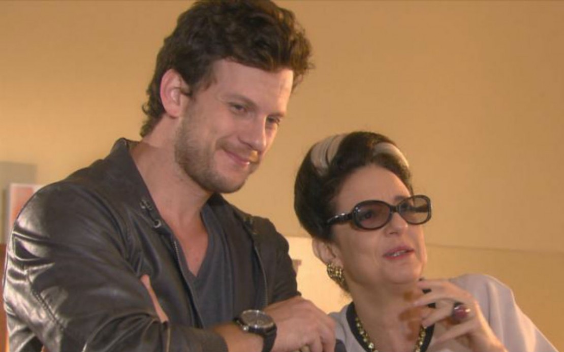 Em "Carinha de Anjo", Flávio e Haydee festejam que estão ricos após a morte de Nicole.