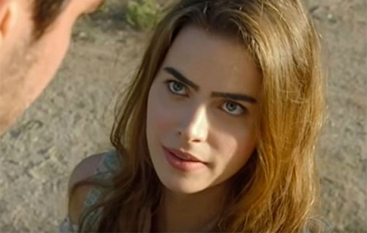 Em "Belaventura", Gregor salva Pietra e emerge do lago com ela nos braços, desacordada.