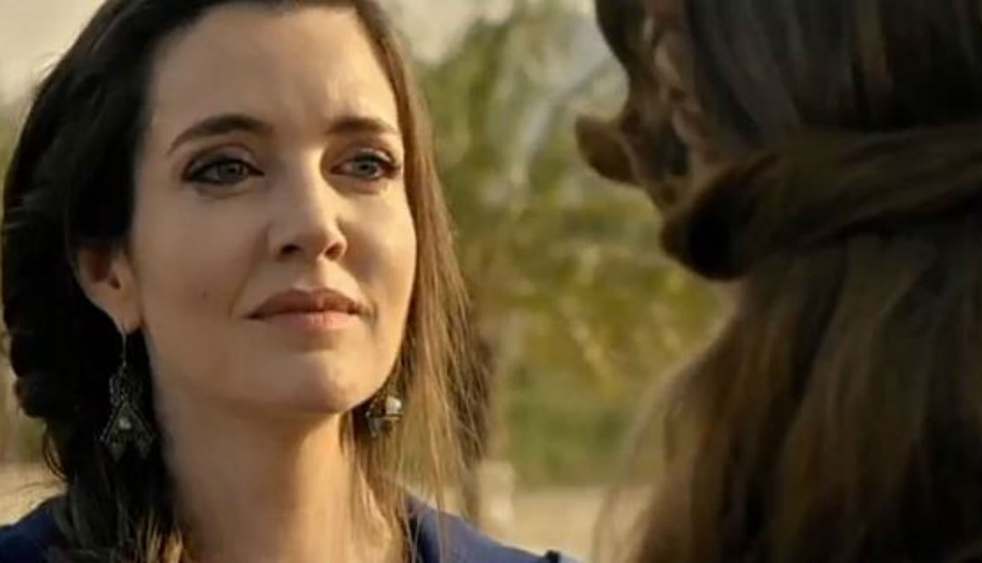 Em "Belaventura", Lucy diz à Pietra que Jacques é um traidor e que logo irá trair Enrico também.