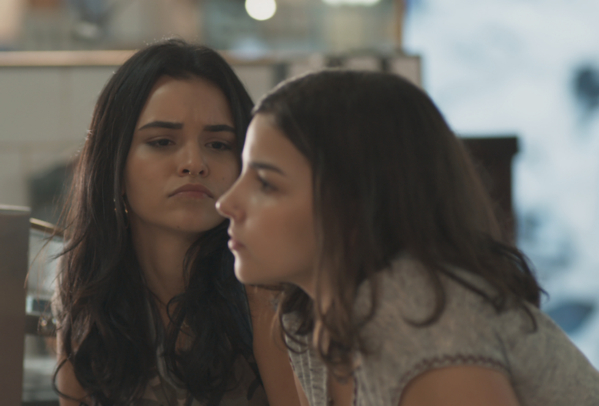 Em "Malhação: Viva a Diferença", Keyla conversa com K1 sobre Roger e sugere que a amiga peça orientação a Dóris.