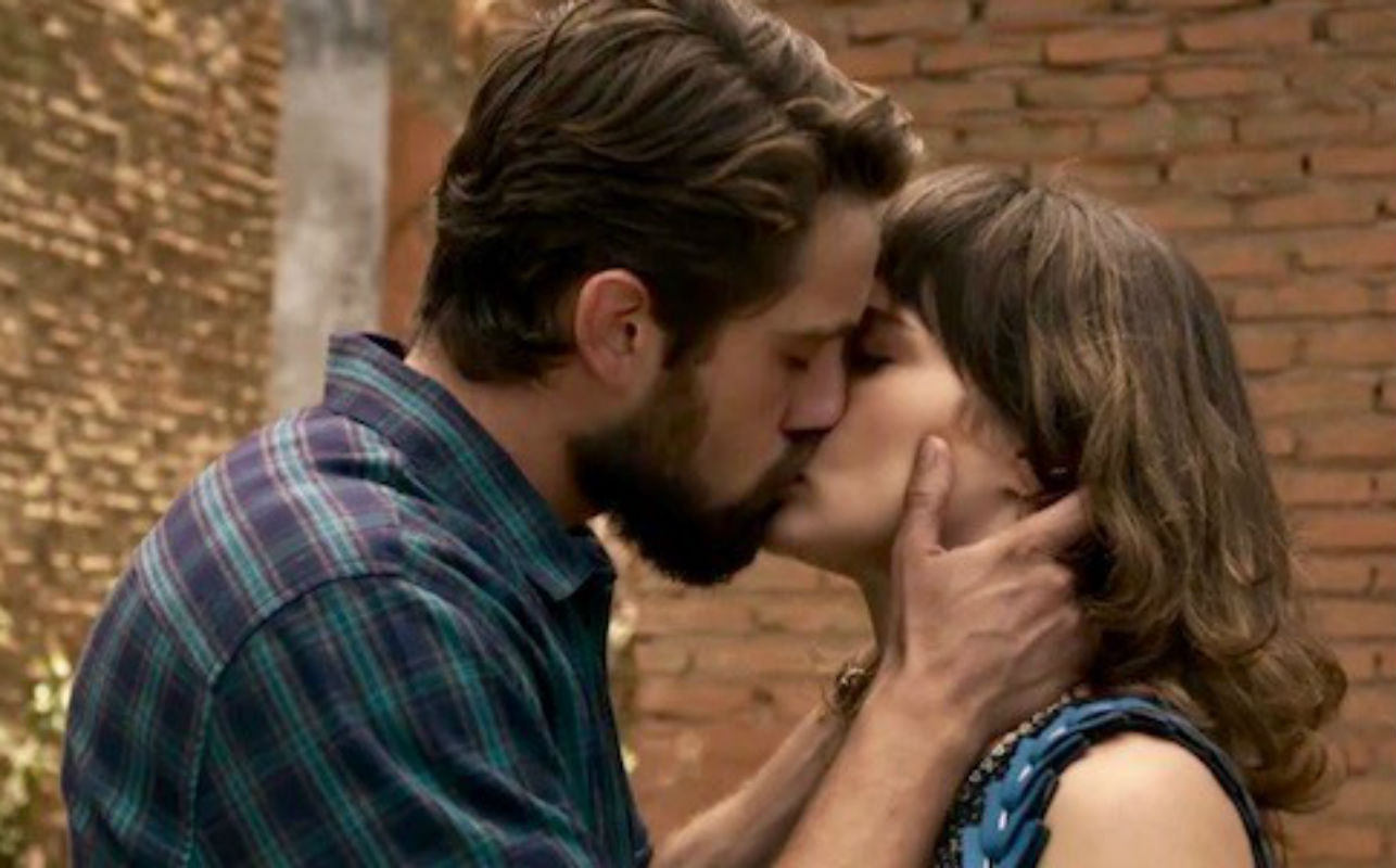 Em "O Outro Lado do Paraíso", Renato beija Clara.