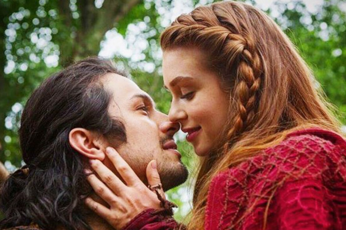 Em "Deus Salve o Rei", Amália encontra Afonso ferido na floresta.