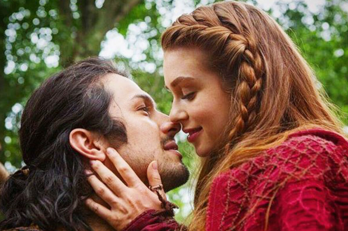 Em "Deus Salve o Rei", Amália encontra Afonso ferido na floresta.