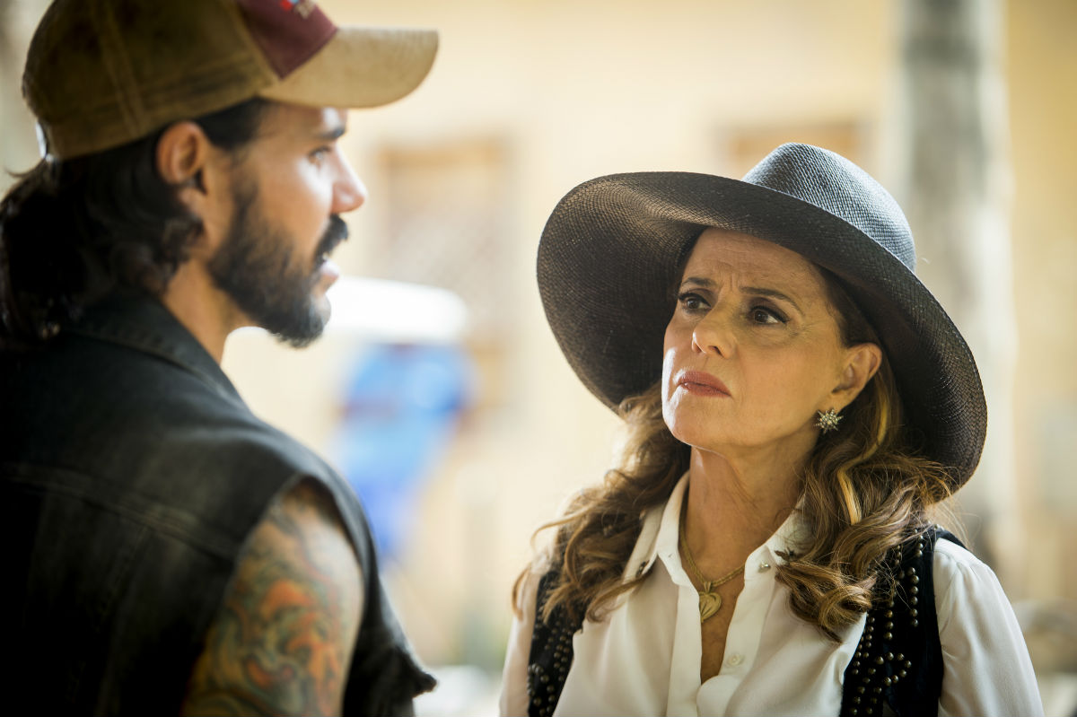 Em "O Outro Lado do Paraíso", Sophia se insinua para Mariano.