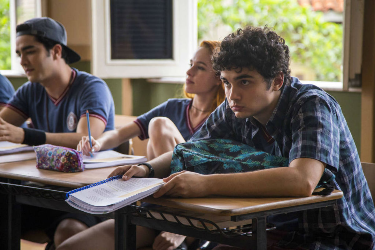 Em "Malhação", Gabriela se desespera com o desaparecimento de Kavaco.