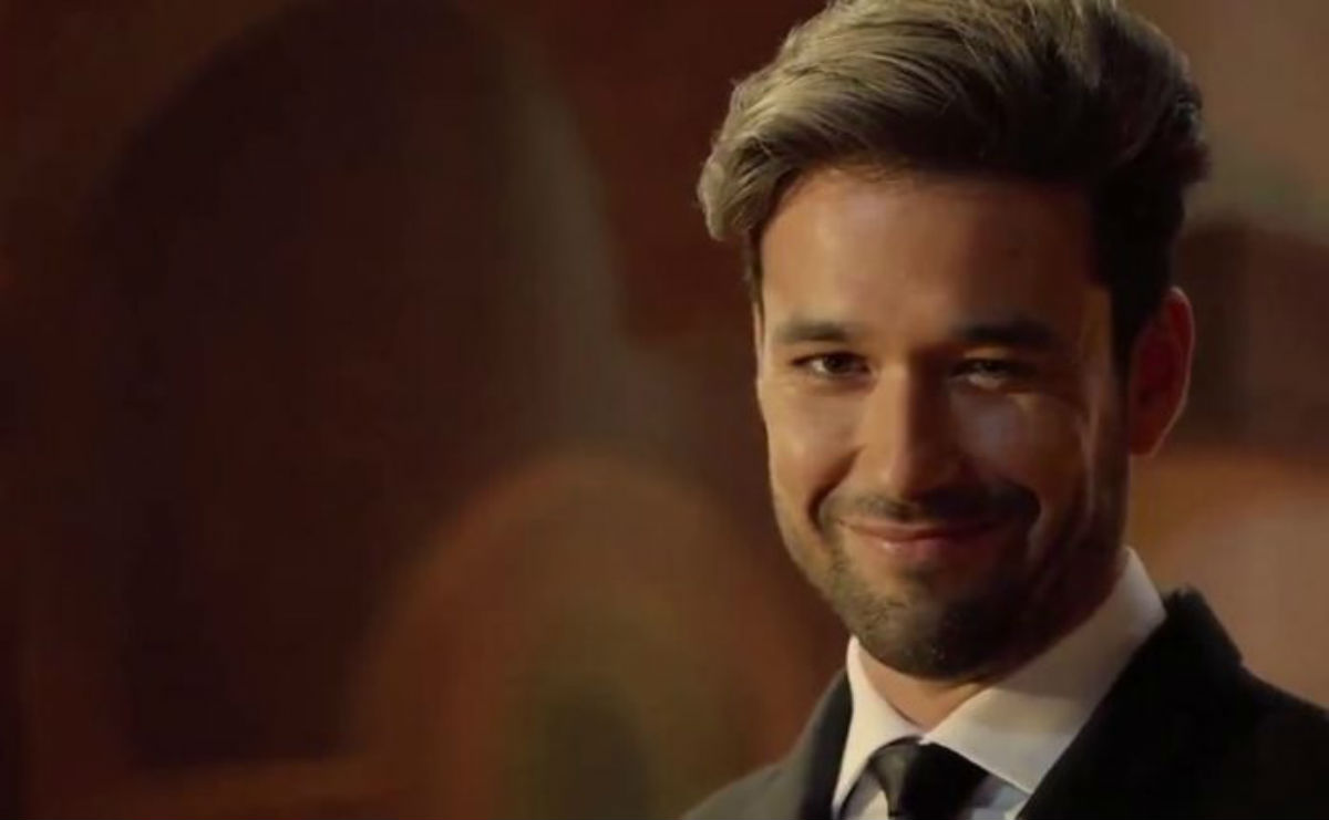 Em "Apocalipse", Ricardo pede Isabela em casamento.