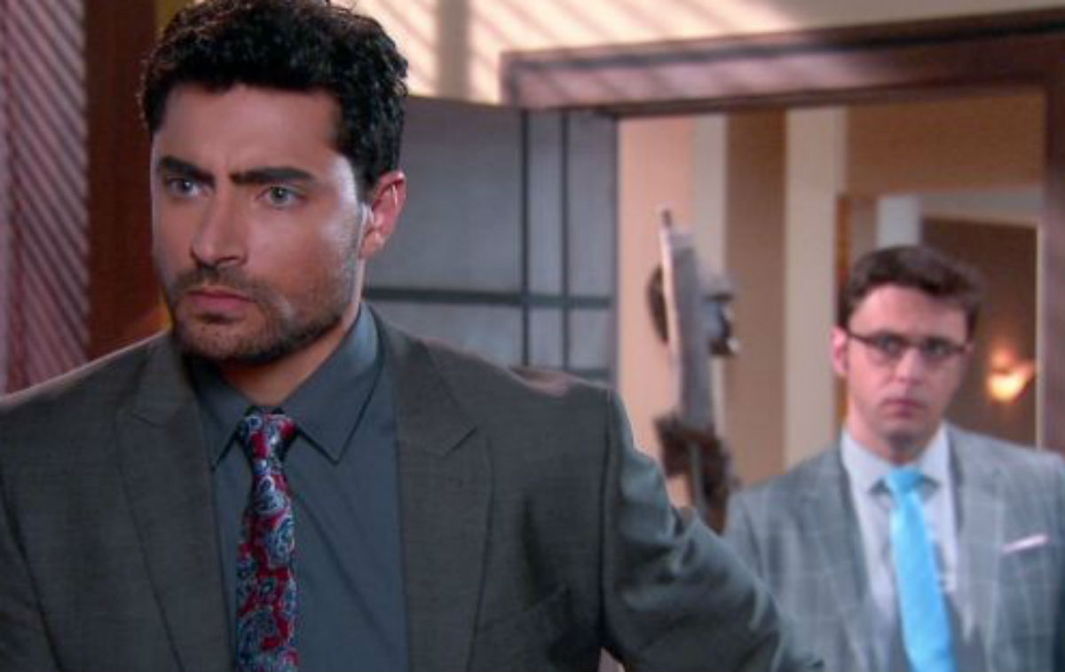 Em "Carinha de Anjo", Cristóvão vai até a casa de Gustavo tirar satisfação com ele sobre suas falsas acusações.