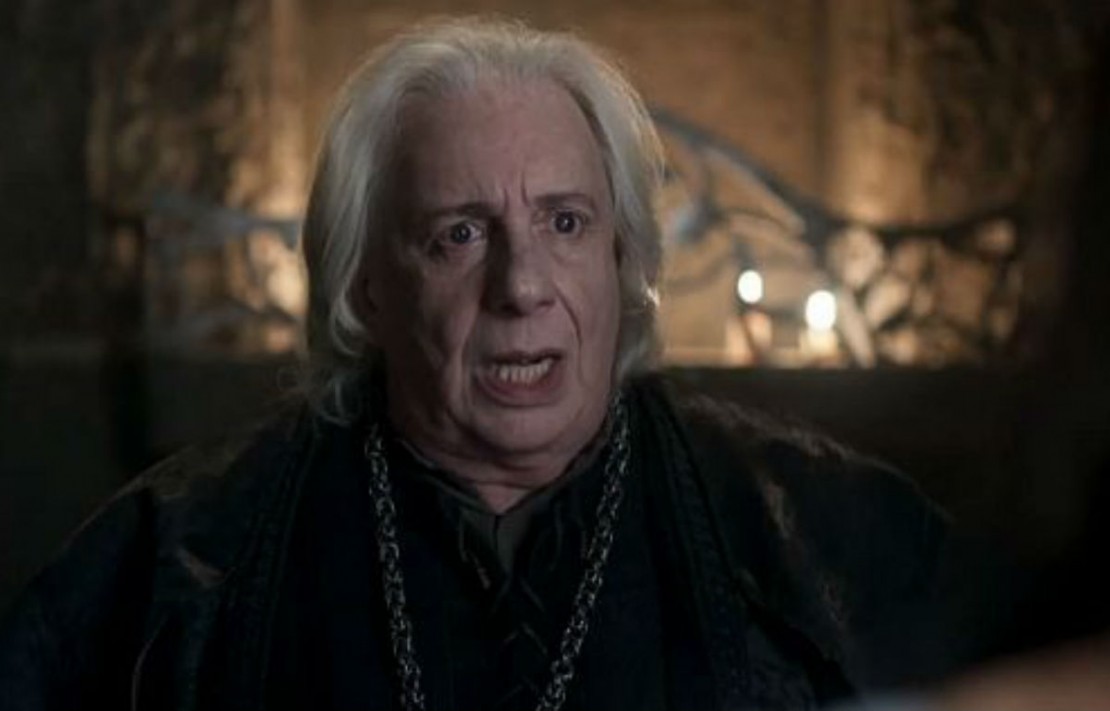 Em "Deus Salve o Rei", Augusto flagra Rodolfo e Catarina se beijando.