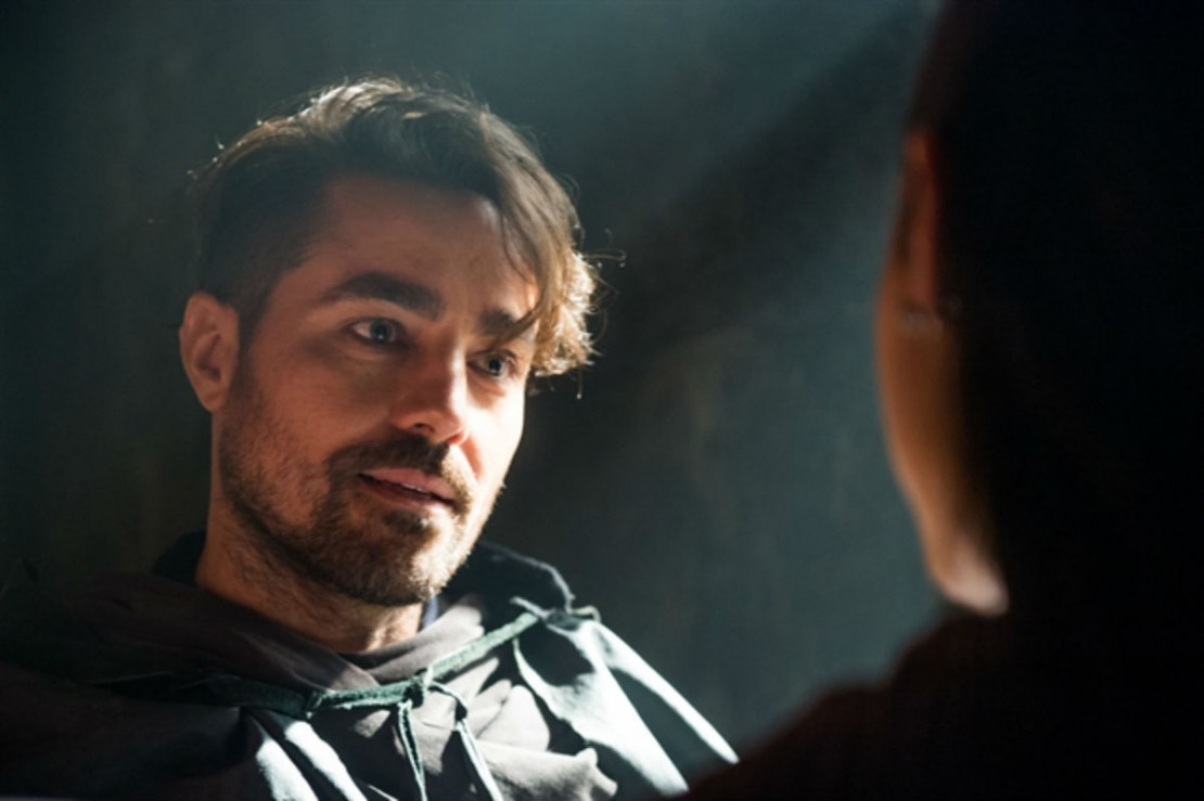 Em "Deus Salve o Rei", Virgílio aceita a proposta de Catarina para ser informante da princesa.