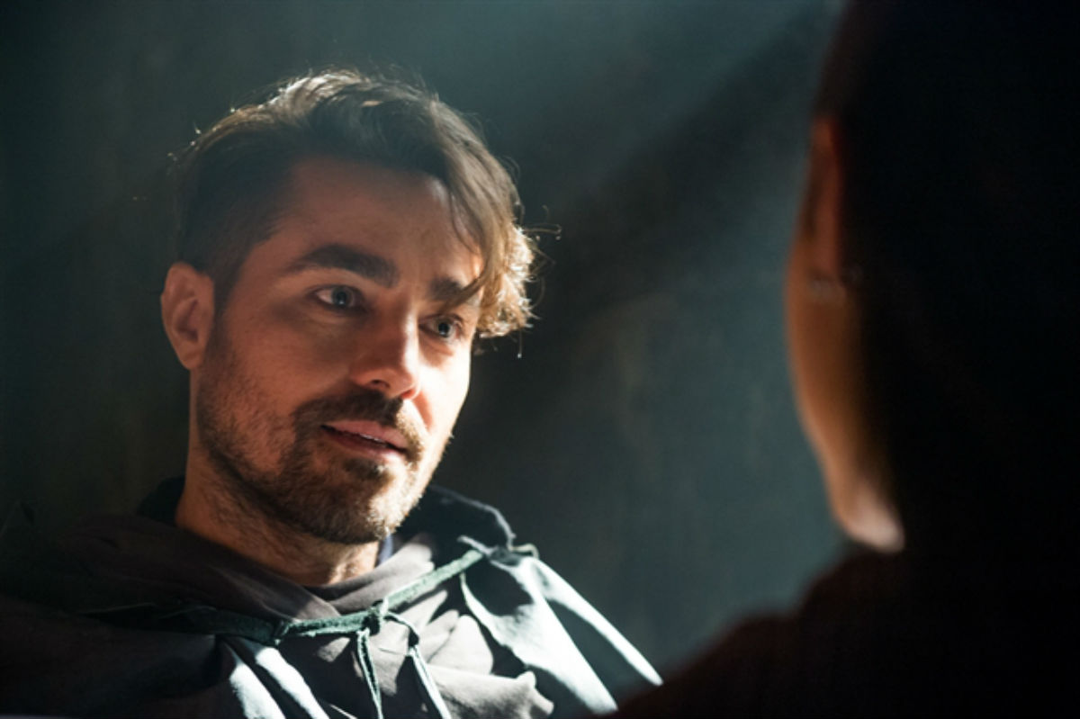 Em "Deus Salve o Rei", Virgílio aceita a proposta de Catarina para ser informante da princesa.