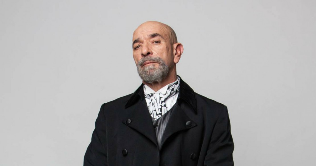 Em "Carinha de Anjo", Adolfo rasga a foto de Dulce Maria e diz que a neta não lhe importa.