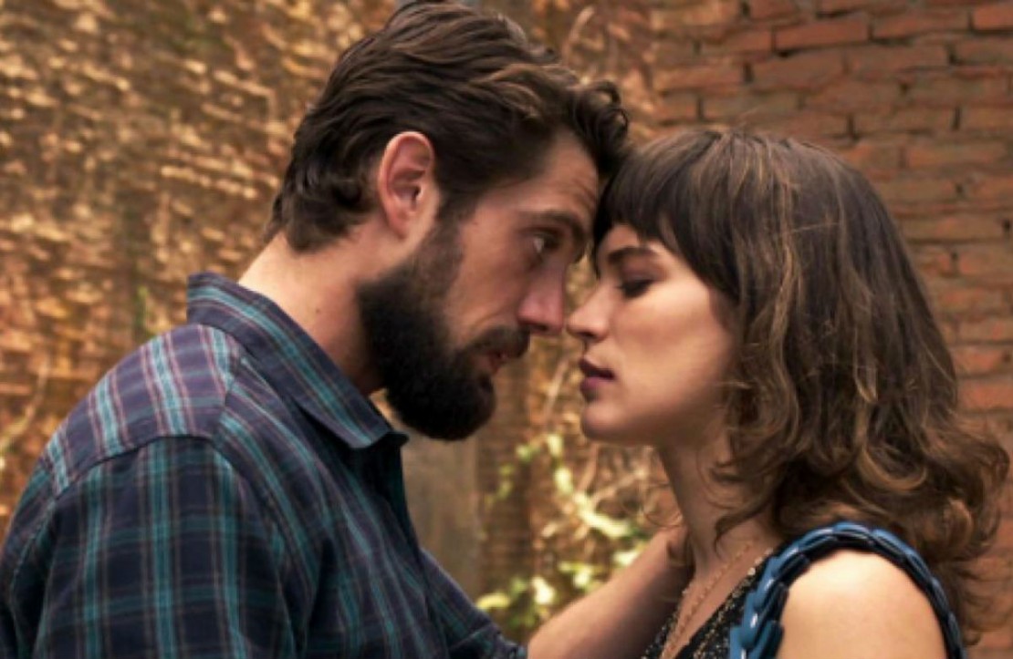 Em "O Outro Lado do Paraíso", Renato pede Clara em casamento.