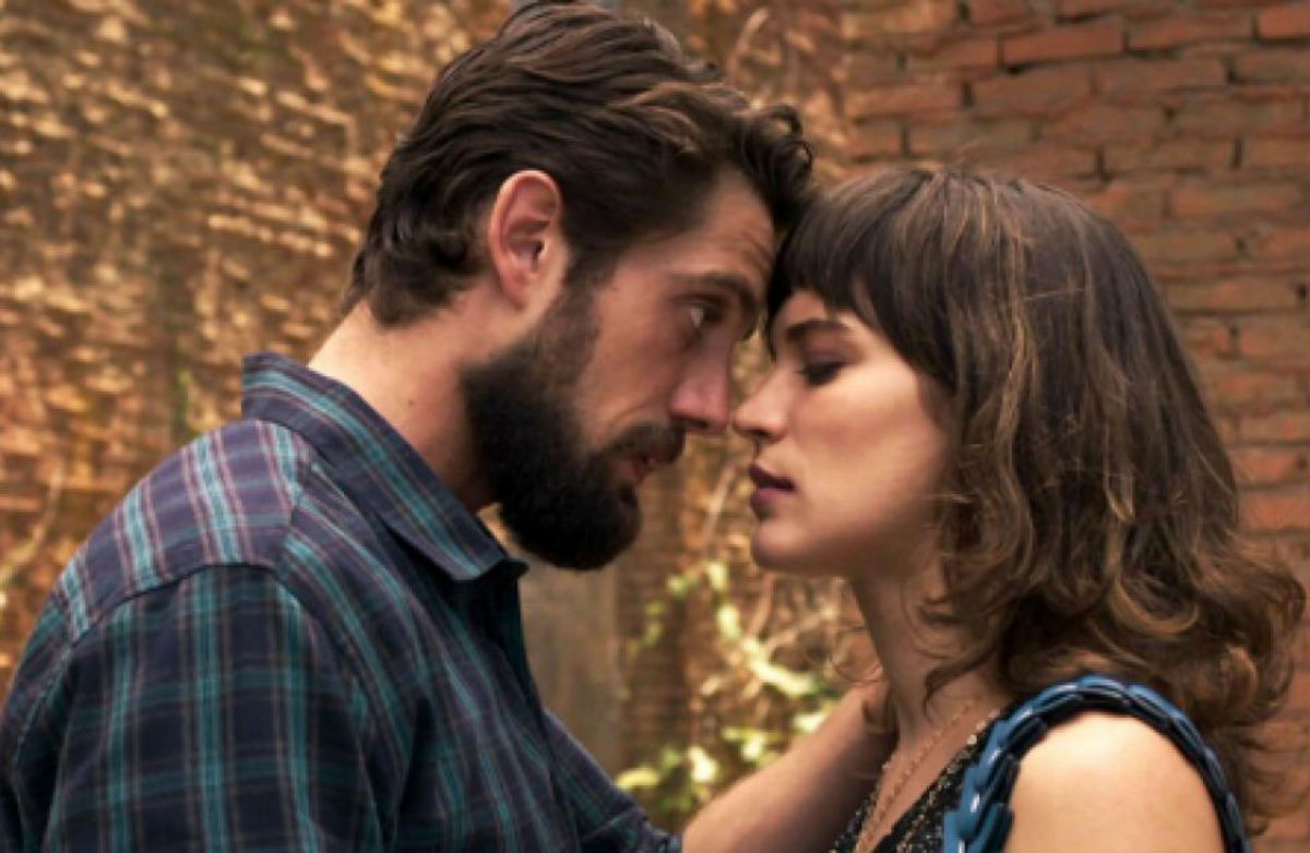 Em "O Outro Lado do Paraíso", Renato pede Clara em casamento.